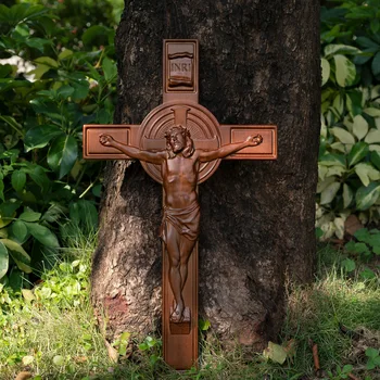 настенный крест с распятием, католическое распятие, распятие Иисуса, деревянный крест, церковный орнамент, резьба по религиозной фигуре, Иисус Христос