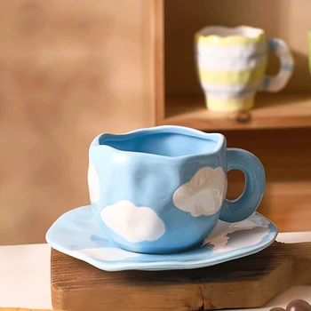 Маленькая свежая ручная роспись, Голубое небо, Белое облако, Кофейная чашка, Блюдце, Щепотка для рук, Нерегулярная Кружка, Керамическая чашка, Блюдце для послеобеденного чая